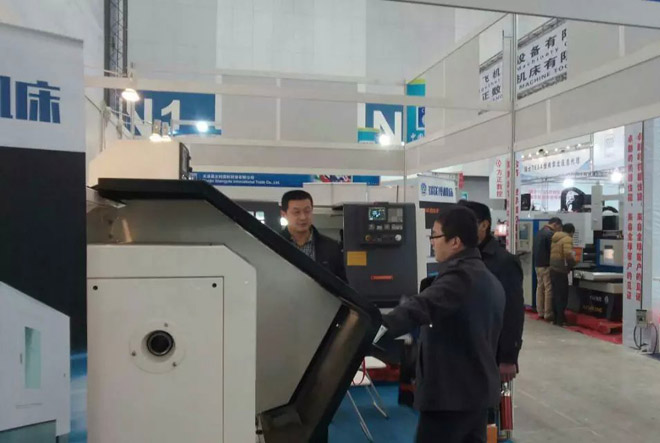 銷售經理親自接待來訪展會攤位的數控機床意向客戶